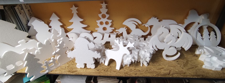 Снежинки и фигурки из пенопласта